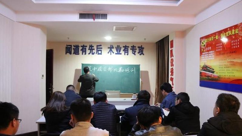 上海叉车证考试费用揭秘：费用构成与选择指南