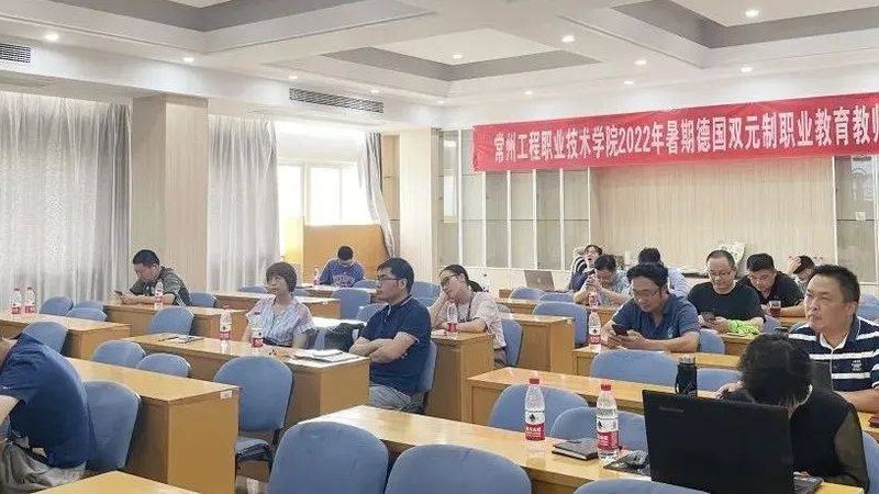 网络课程平台的功能繁多，但大致可以分为以下几个类别：